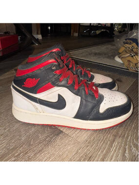 Nike Air Jordan 1 Mid Gym Red Black Toe (GS) Sz 5Y